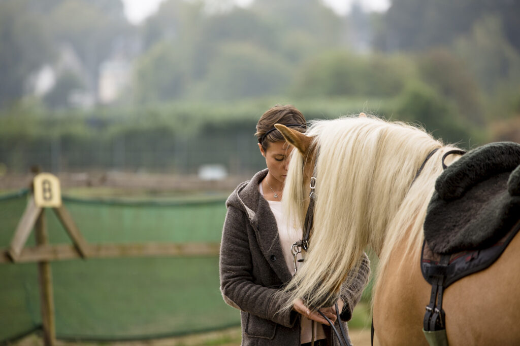 Trainerin bei der Arbeit mit einem Pferd